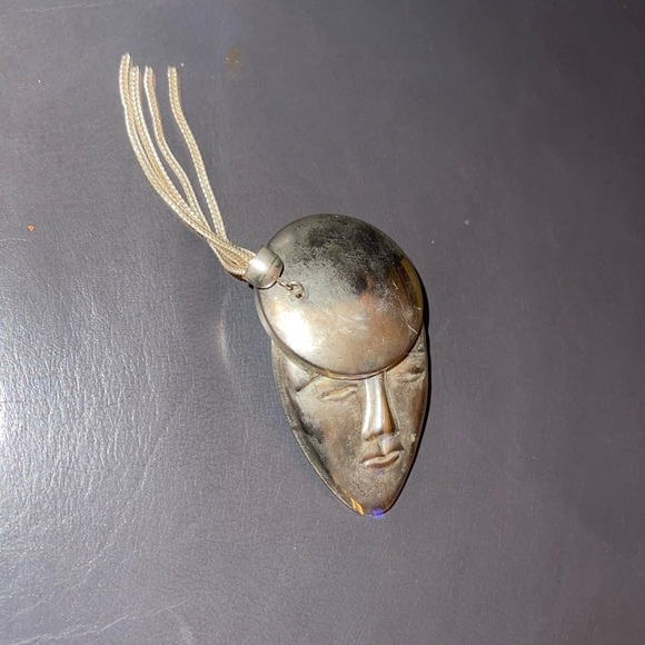 Silver tone fashion brooch with fun tassel - Picture 7 of 10